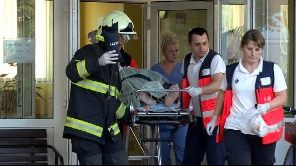 61-ročný muž sa sám podpálil v domove dôchodcov v Starej Ľubovni. Najskôr ho ratovali tamojší pracovníci, neskôr hasiči aj privolaní záchranári. Jeho stav je veľmi vážny.